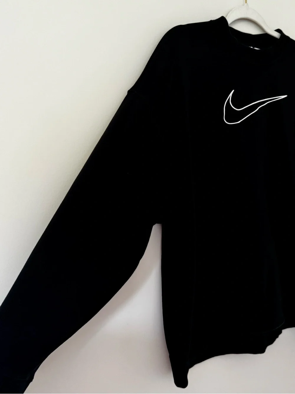 Nike Dri-FIT Get Fit Embroidered Crewneck Sweatshirt, Black & White – Size XL